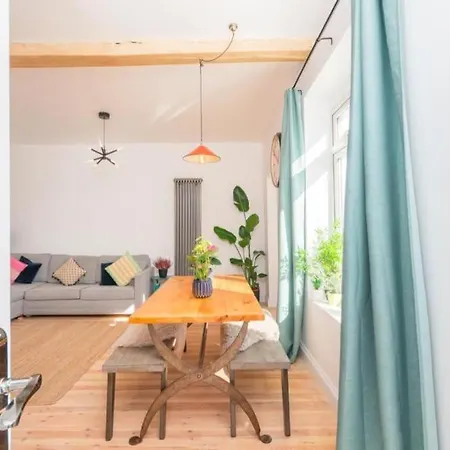 Bright Central Loft Lejlighed